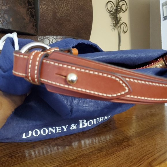 Dooney & Bourke - Picture 7 of 7